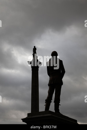 Ansichten einer Statue von Sir Keith Park in Trafalgar square Stockfoto