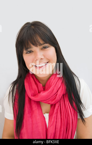 Hispanic Frau trägt rosa Schal Stockfoto