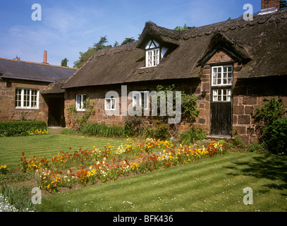 Großbritannien, England, Wirral, Burton Dorf Reetdachhaus Garten Stockfoto