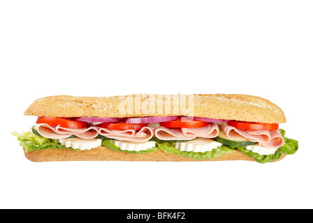 Ein Baguette-Sandwich mit Schinken, Zwiebel, Salat, Tomaten und Käse. Geringe Schärfentiefe Stockfoto