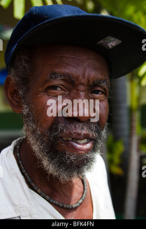 Bärtige schwarzen Mann von Antigua tragen eine blaue Baseballkappe Stockfoto