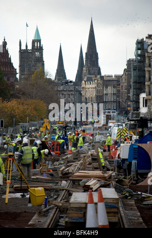 Große Menge der ArbeiterInnen, die Vollendung der Straßenbahn arbeitet in Princes Street, Edinburgh, Blick nach Westen. Stockfoto