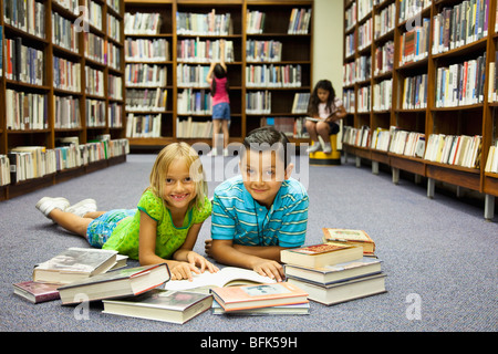 Kinder lesen Bücher Bibliothek Erdgeschoss Stockfoto