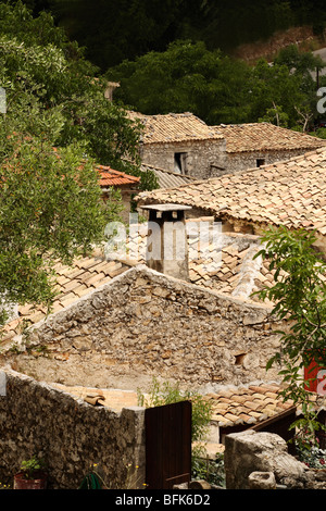 Blick auf malerische Terrakotta-Dächer in einem ländlichen Dorf, Zakynthos, Griechenland Stockfoto