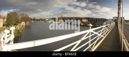 Panoramablick über Marlow Hängebrücke über den Fluss Themse mit Blick auf die komplette Angler Restaurant, Buckinghamshire Stockfoto