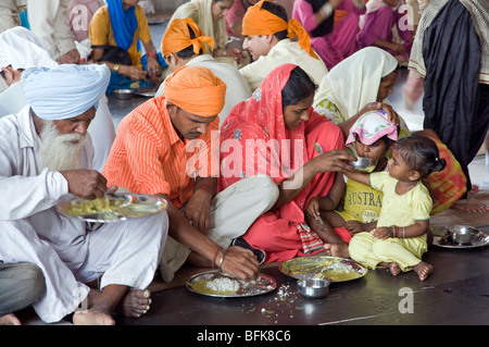 Indische Familie Essen ein Thali (traditionelles indisches Essen). Der Goldene Tempel kostenlose Community Speisesaal. Amritsar. Punjab. Indien Stockfoto