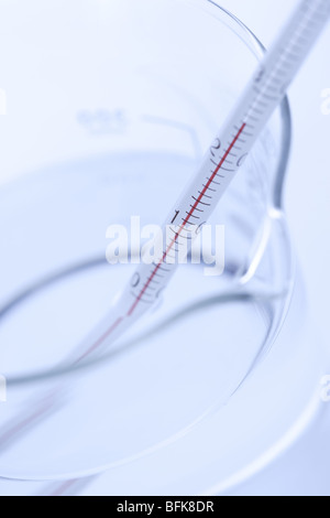 Thermometer in den Becher, schließen auf weißem Hintergrund Stockfoto