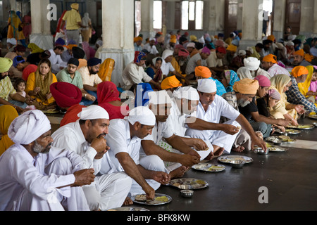 Sikh-Pilger die kostenlose Community im Speisesaal essen. Der Goldene Tempel. Amritsar. Punjab. Indien Stockfoto