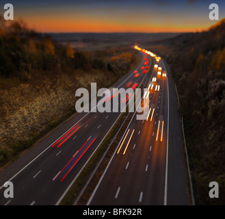 Autobahnverkehr M25, London. (Hinweis: Bild hat schmale Fokusebene) Stockfoto