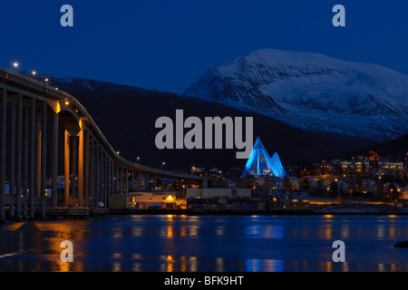 Blaues Licht auf die Eismeerkathedrale in Tromsø, Nordnorwegen. Die Brücke in Tromsø Insel auf der linken Seite. Tromsdalstinden Berg. Stockfoto