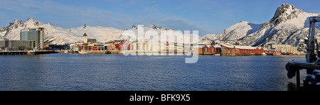 Svolvar auf den Lofoten, Nord-Norwegen vom Meer aus gesehen Stockfoto