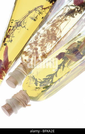 Flaschen Olivenöl mit Kräutern und Gewürzen Stockfoto