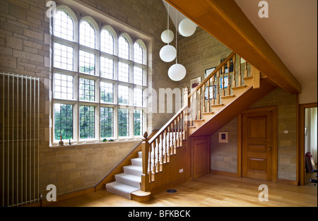 Treppe aus Holz und Stein Flur mit Maßwerk in einem großen modernen zeitgenössischen englischen Haus im Vereinigten Königreich Stockfoto