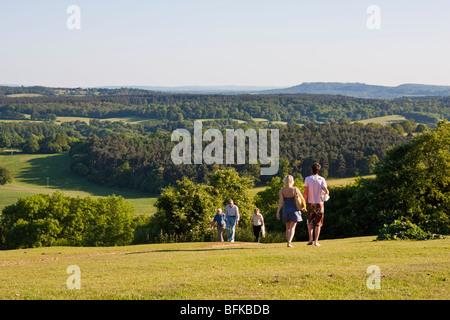 Menschen zu Fuß auf die North Downs von Newlands Ecke Guildford betrachtet Stockfoto