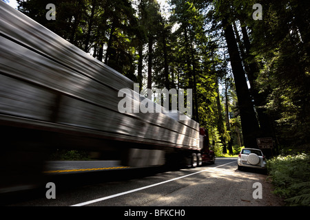 LKW überholen eines parkenden Autos in den coastal Redwood-Wäldern von Nord-Kalifornien, USA Stockfoto