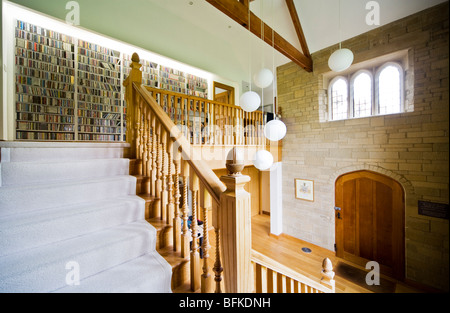 Treppe und Flur eines modernen zeitgenössischen englischen Country Haus Villa oder Herrenhaus in England