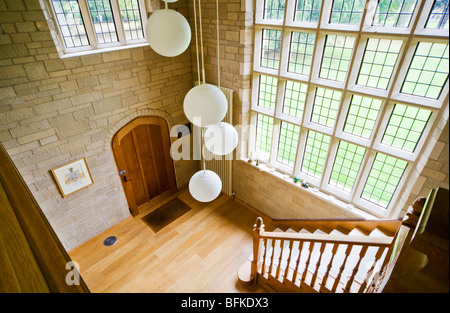 Blick hinunter in die Eingangshalle eines modernen zeitgenössischen englischen Haus Landhaus oder Villa im Vereinigten Königreich Stockfoto