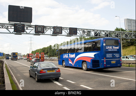 Variable Geschwindigkeitsbegrenzung Abschnitt der M42, in Verkehr mit dem Standstreifen in Versuch, während der Rush Hour entlasten. Stockfoto