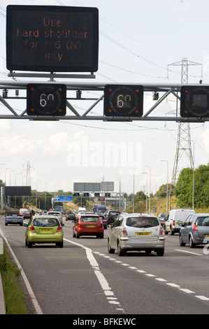 Variable Geschwindigkeitsbegrenzung Abschnitt der M42, in Verkehr mit dem Standstreifen in Versuch, während der Rush Hour entlasten. Stockfoto