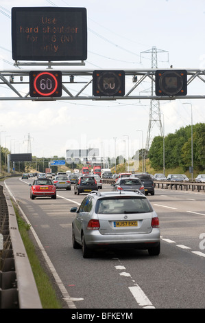 Variable Geschwindigkeitsbegrenzung Abschnitt der M42, in Verkehr mit dem Standstreifen in Versuch, während der Rush Hour entlasten. Stockfoto