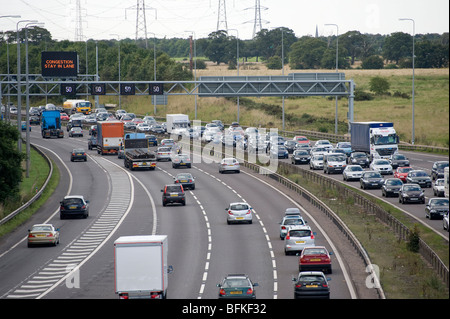 Variable Geschwindigkeitsbegrenzung Abschnitt der M42, in Verkehr mit dem Standstreifen in Versuch, während der Rush Hour entlasten. Stockfoto