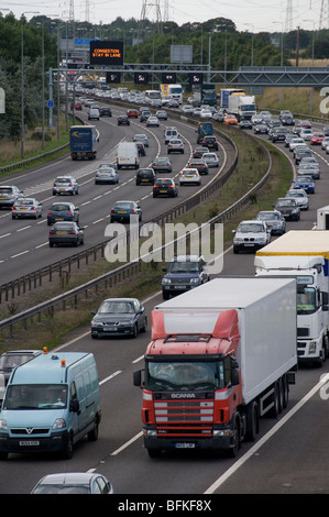 Variable Geschwindigkeitsbegrenzung Abschnitt der M42, in Verkehr mit dem Standstreifen in Versuch, während der Rush Hour entlasten. Stockfoto