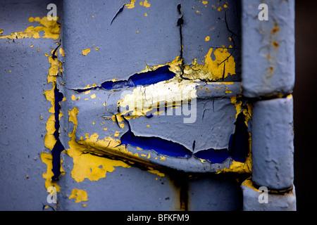 Nahaufnahme von der abblätternde Farbe über ein Scharnier aus einem Behälter außerhalb der Seite des The Lowry Stockfoto