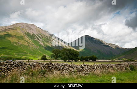 Blick vom Wasdale Head auf Kirk fiel und großen Giebel mit einem der vielen Steinmauern, Erstellen von Feldern im Vordergrund. Stockfoto