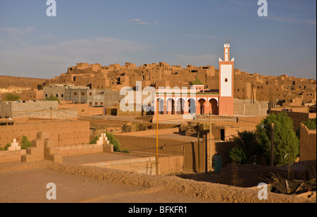 ZAGORA, Marokko - Moschee und die Stadt Bauten. Stockfoto