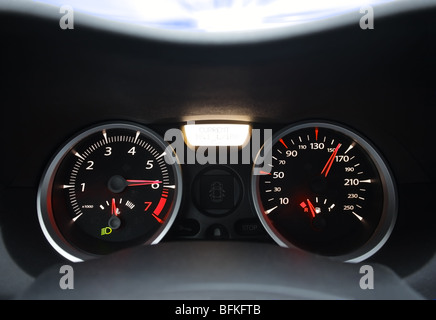 Armaturenbrett in einem fahrenden Fahrzeug Stockfoto