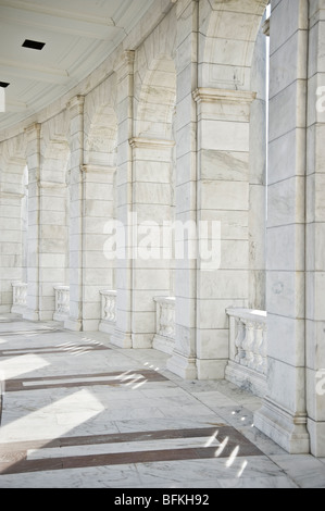 Marmorsäulen im Memorial Amphitheater am Nationalfriedhof Arlington, Washington DC, USA Stockfoto