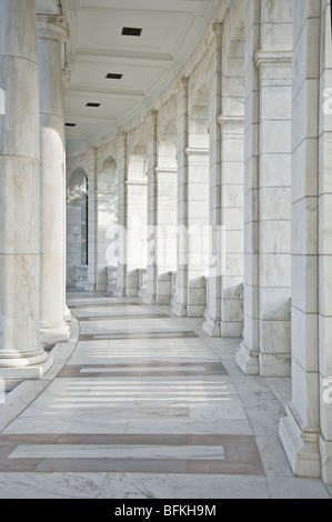 Marmorsäulen im Memorial Amphitheater am Nationalfriedhof Arlington, Washington DC, USA Stockfoto