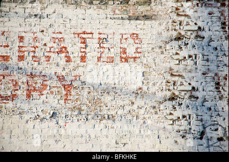 Peeling Paint Zeichen Ziegelwand In Gasse, schlechte Abschnitt von Philadelphia, USA Stockfoto