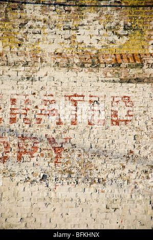 Peeling Paint Zeichen Ziegelwand In Gasse, schlechte Abschnitt von Philadelphia, USA Stockfoto