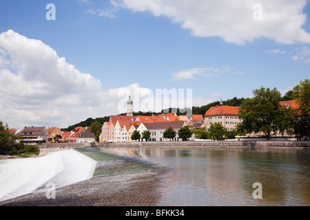 Landsberg am Lech, Bayern, Deutschland, EU. Blick über das Wehr in der Lech in die mittelalterliche Stadt romantische Route unterwegs Stockfoto