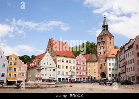 Am Hauptplatz, Landsberg am Lech, Bayern, Deutschland. Gateway und alten Gebäuden in der historischen Altstadt der ummauerten Stadt an romantischen Straße Stockfoto