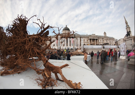 Alison Palmer's Ghost Forest Ausstellung in Trafalgar Square, London, UK Stockfoto