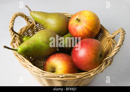 Englisch Cox Äpfel und Birnen Konferenz in einem Korb Stockfoto