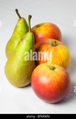 Zwei englische Conference Birnen und drei Cox Äpfel auf einem weißen Hintergrund Stockfoto