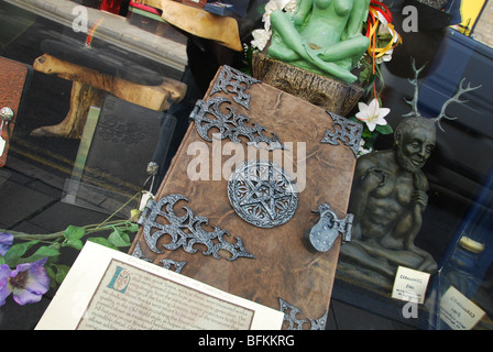 die Wicca Buch der Schatten in Glastonbury High Street Somerset England Stockfoto