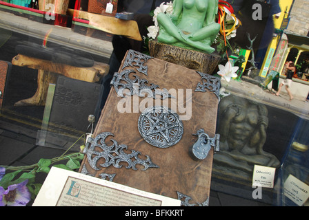 die Wicca Buch der Schatten in Glastonbury High Street Somerset England Stockfoto