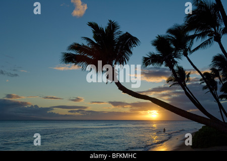 Sonnenuntergang am Kaanapali Beach im Hyatt Regency Resort, Maui, Hawaii. Stockfoto