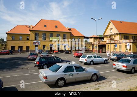 Hauptbahnhof-Bahnhof-Parkplatz und Ansatz, in der polnischen Stadt Kedzierzyn-KoAle. Polen. Stockfoto