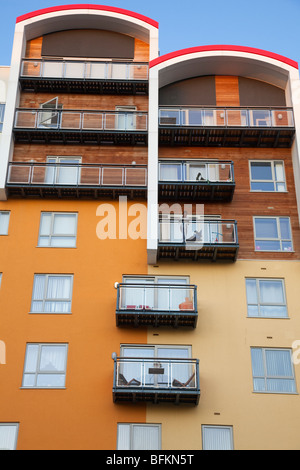 Bunte Wohnanlage am Greenwich Millennium Village auf Greenwich Halbinsel London UK Stockfoto