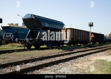 Eisenbahn-Güterwagen in Anschlussgleise der polnischen Eisenbahn in Polen. Stockfoto