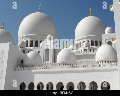 Große Kuppel Kuppeln Seite bei Sheikh Zayed Bin Sultan Al Nahyan Mosque, Abu Dhabi Stockfoto