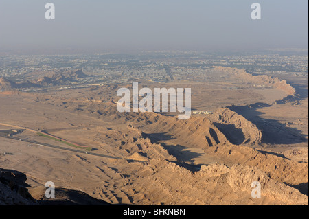 Blick vom Jebel Hafeet Sand Bergrücken in Wüste nahe der Oase Al Ain, Vereinigte Arabische Emirate Stockfoto