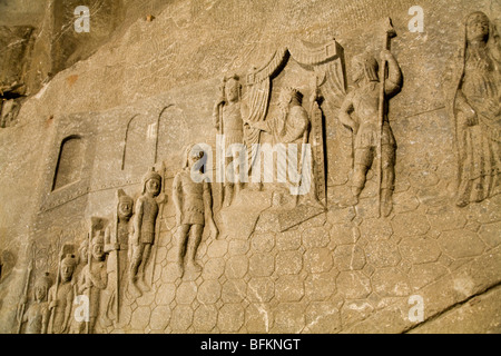 Schnitzen von Figuren der Bergleute an der Wand in der St. Kinga-Kapelle in das Salzbergwerk in Wieliczka. In der Nähe von Krakau, Polen. Stockfoto