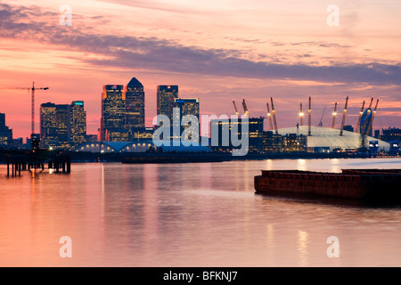 Dramatisches rosa Sonnenuntergang Bild der Docklands und das Millenium Dome O2 Gebäude aus südlich der Themse Stockfoto