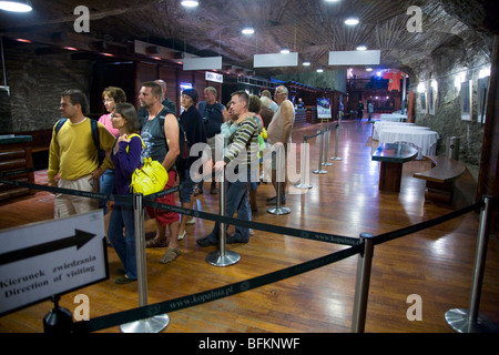 Geführte Tour / Touristen in die Warteschlange in der Wisła Handelskammer in das Salzbergwerk in Wieliczka. Nr Krakau, Polen. Stockfoto